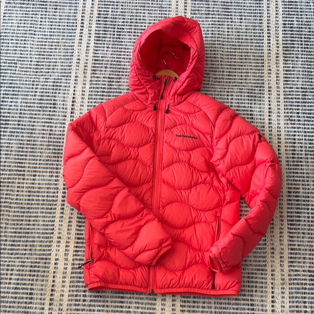 Peak Performance Hooded Down Jacket